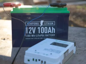 Bateria per a camper carregant-se amb un regulador solar